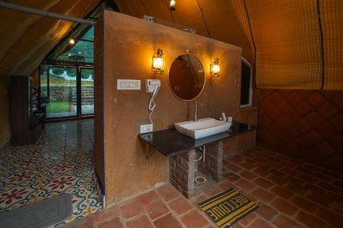 a bathroom with a sink and a mirror at Palm Cove Resort And Spa in Jāmb
