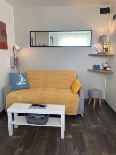 salon z kanapą i stołem w obiekcie Studio Ria d'Etel w mieście Belz
