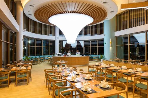 Ein Restaurant oder anderes Speiselokal in der Unterkunft FLC Luxury Hotel Quy Nhon 