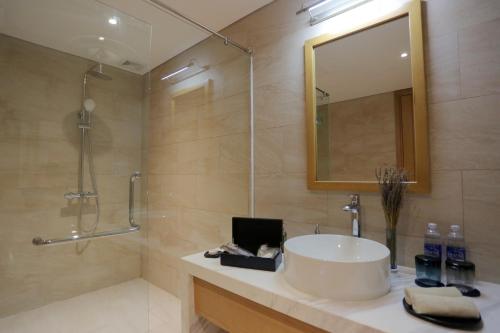 Ein Badezimmer in der Unterkunft FLC Luxury Hotel Quy Nhon