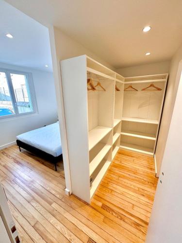 a bedroom with a bed and a closet at Appartement Toulouse - Quartier des Chalets in Toulouse