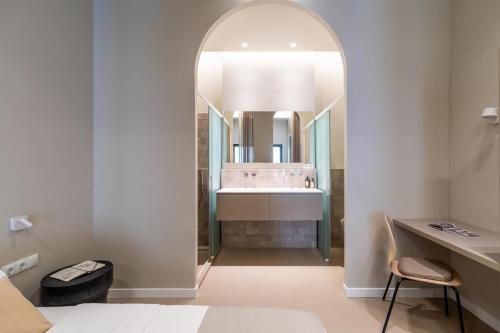 a bathroom with a sink and a mirror at Valencia Malvarrosa point beige in Valencia