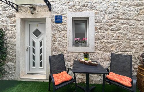 Beautiful Apartment In Opuzen With Wifi