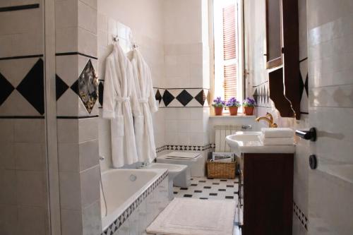 a bathroom with a tub and a toilet and a sink at WHOLE HOLIDAY HOME APARTMENT SPLENDID CIVITAVECCHIA da Pamino & Priscilla in Civitavecchia
