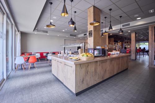 restauracja z ladą z owocami w obiekcie ibis De Haan w mieście De Haan