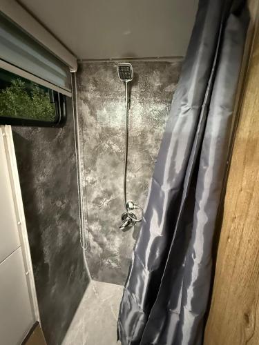 eine Dusche im hinteren Teil eines Wohnmobils in der Unterkunft GoGolan in Madschdal Schams