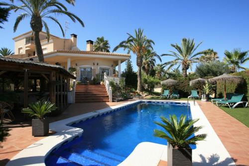 4 Bedroom Villa Sleeps 8 with Private Pool
