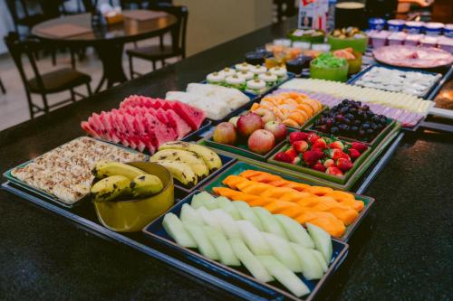 a buffet with many different types of fruits and vegetables at Slim Hotel Cuiabá Aeroporto in Cuiabá