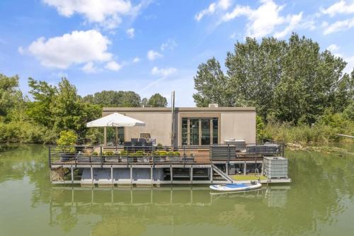 THE ROOT your charming floating home