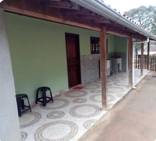a house with a patio with a floor at Cantinho da Nara em Ibitipoca in Conceição da Ibitipoca