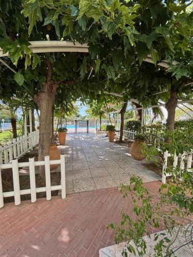 Dream vacation Apartment - Sea view, Pool, Park, 2 Min Walk to Beach, Parking