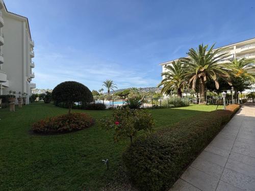 Dream vacation Apartment - Sea view, Pool, Park, 2 Min Walk to Beach, Parking