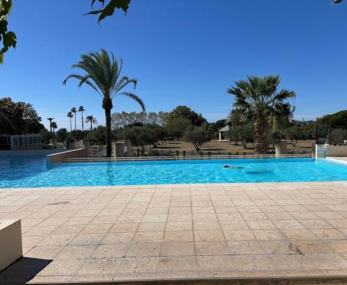 Dream vacation Apartment - Sea view, Pool, Park, 2 Min Walk to Beach, Parking