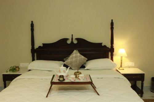 a bed with a coffee table in front of it at Ratan Vilas in Jaipur