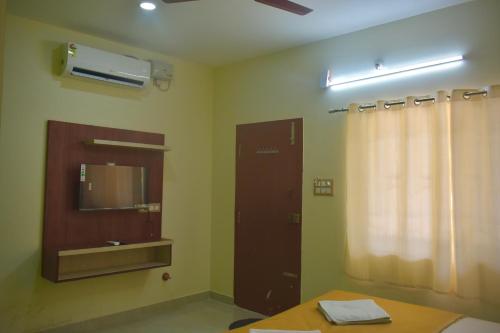 a bathroom with a sink and a mirror and a window at Gandhada Goodu Retreat in Kanakapura