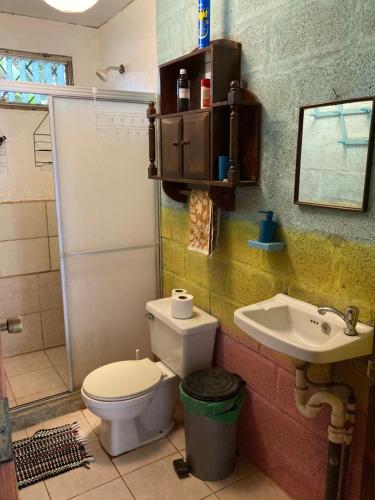 a bathroom with a toilet and a sink at Passiflora Backpackers Samara in Sámara