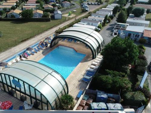 ZEcamping 4 étoiles familial piscine couverte restaurant et aire de jeux