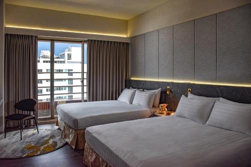 Llit o llits en una habitació de Metro Hotel