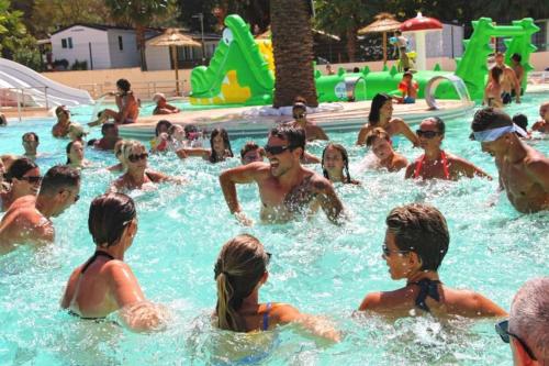 ZEcamping 3 étoiles avec parc aquatique - 3km des plages