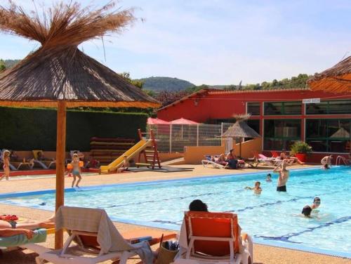 a group of people in a swimming pool at ZEcamping 4 étoiles familial animaux acceptés animé équitation in Saint-Rome-de-Tarn