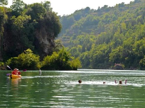 a group of people swimming in a river at ZEcamping 4 étoiles familial animaux acceptés animé équitation in Saint-Rome-de-Tarn