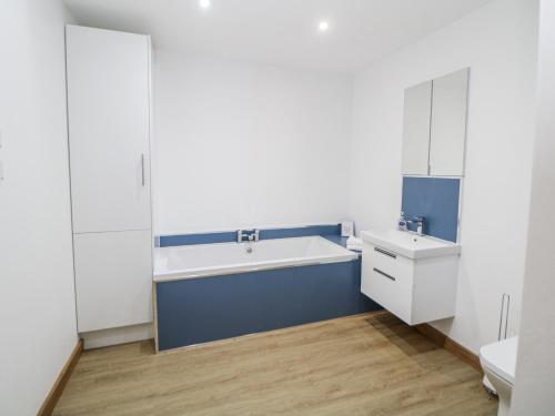 a bathroom with a sink and a tub and a toilet at Courtyard View in Ashbourne