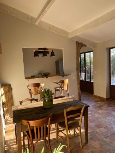 una sala da pranzo con tavolo e sedie in legno di La Chateaude a Aubagne