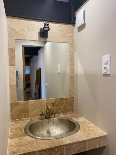 un lavandino del bagno con un grande specchio sopra di La Chateaude a Aubagne