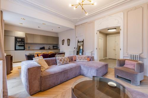 Spacious Air-Conditioned Apartment in Paris 8th