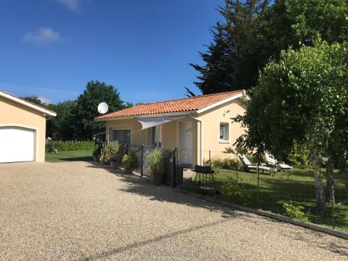 maisonnette entre forêt et occéan