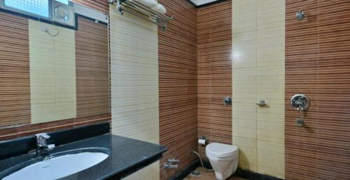 ein Badezimmer mit Waschbecken und Toilette in der Unterkunft Hotel Saket Heritage in Raigarh