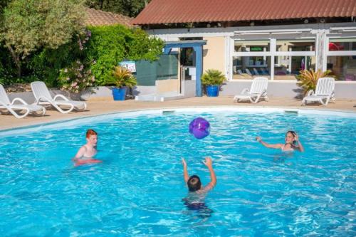 ZEcamping 3 familial dog friendly piscine et soirées animées