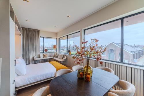 a bedroom with a bed and a table with chairs at Seinhuis Post VI in Amersfoort
