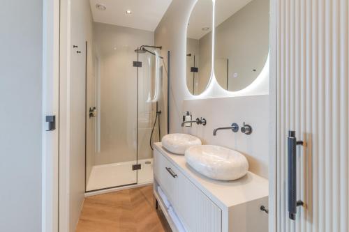 a bathroom with two sinks and a shower at Seinhuis Post VI in Amersfoort