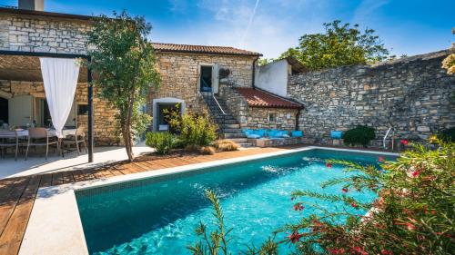 Beautiful Villa Nar with pool in Zminj