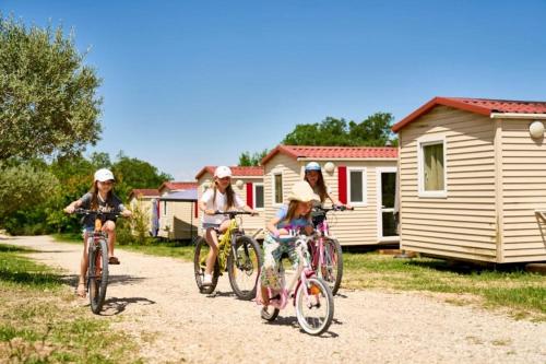 a group of people riding bikes down a dirt road at ZEcamping 3 étoiles animaux acceptés bar épicerie restaurant et soirées in Malemort-du-Comtat