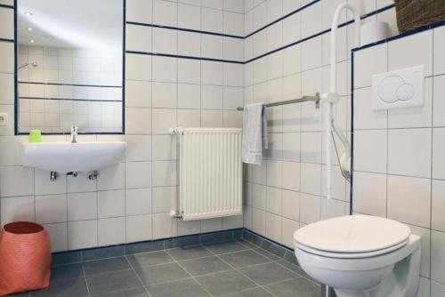 a bathroom with a white toilet and a sink at Rosario in Bever