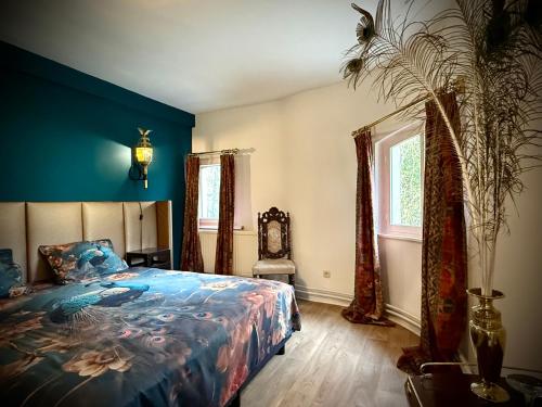 una camera da letto con un letto e una parete blu di Logies Het Koetshuis a Herentals
