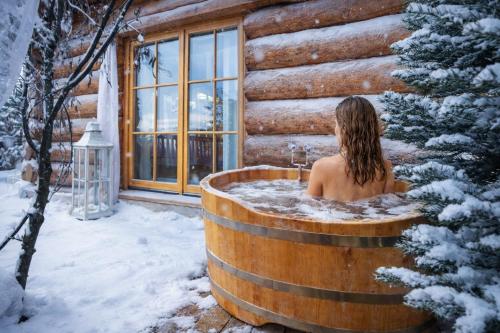 Chaty Świerkowe Wzgórze - domki typu superior z sauną balią kominkiem i domki-bez sauny balii kominka