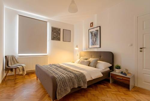 ein Schlafzimmer mit einem Bett und einem Fenster in der Unterkunft Upper Apart in Cieszyn