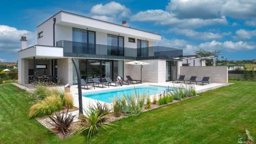 Beautiful Villa Celi with pool in Fazana