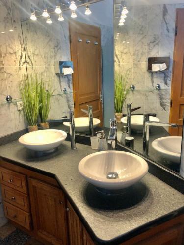 a bathroom with two sinks and a large mirror at Villa Pierretti - Vue mer Panoramique in Coti-Chiavari