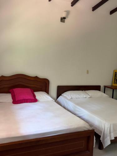 two beds sitting next to each other in a room at Ecopolis hospedajes casa de campo tradicional in Papagalleros