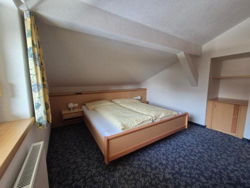 a small bedroom with a bed in a room at Haus Gande in Spiss
