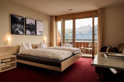 a bedroom with a bed with a view of a mountain at Auszeit-Hotel Z Aeschiried in Aeschi