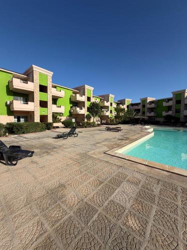 una piscina frente a unos edificios de apartamentos en HostySpot - Bloco Verde, en Santa Maria