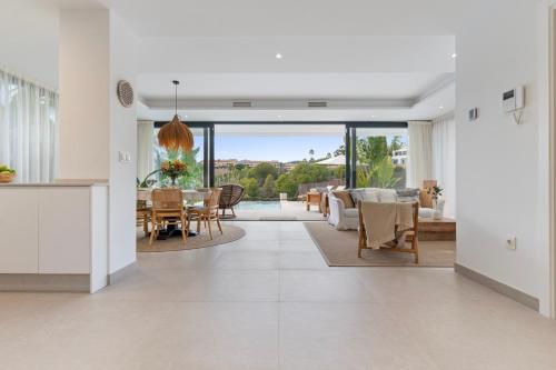 6 BDRM Golfside Luxury Villa w Pool & Jacuzzi