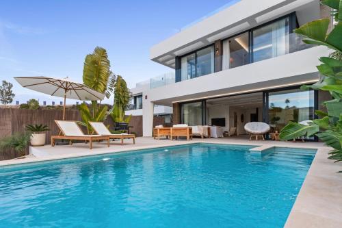 6 BDRM Golfside Luxury Villa w Pool & Jacuzzi