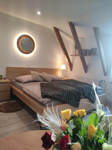 a bedroom with a large bed in a room at Eider in Karolinenkoog