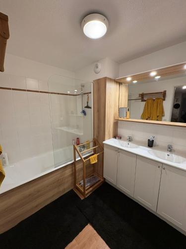 a bathroom with two sinks and a bath tub at "1-2-3 SOLEIL" Duplex - 8 pers - La Mongie Pic d'espade in La Mongie